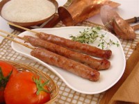 espetinho de linguiça